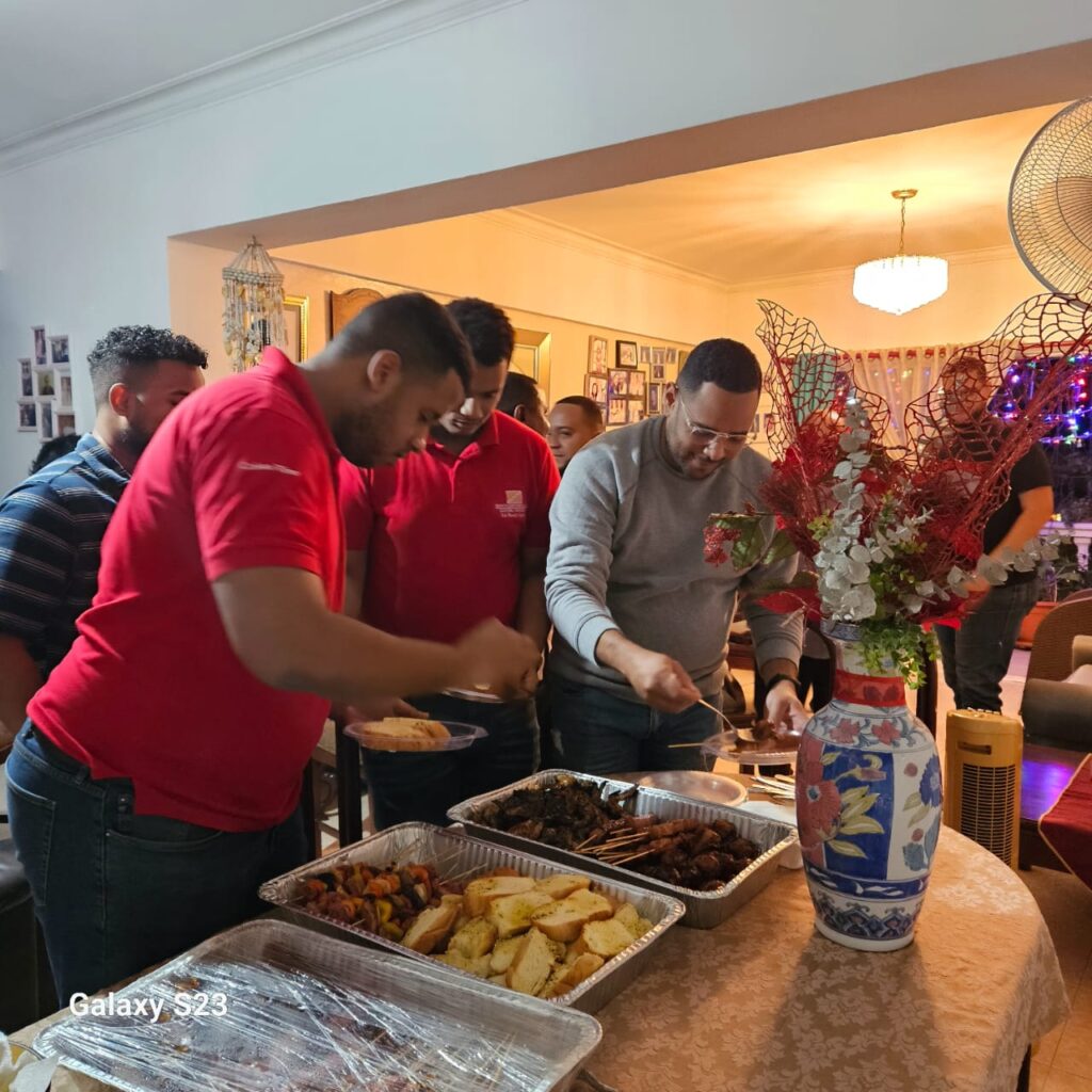 GRUPO DE ADORACIÓN Y MÚSICOS DISFRUTANDO DE LA CENA NAVIDEÑA