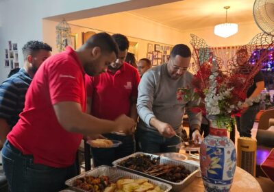 GRUPO DE ADORACIÓN Y MÚSICOS DISFRUTANDO DE LA CENA NAVIDEÑA